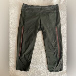 Lululemon Vent It‎ Out Cropped Cyber Stripe Leggings in Green